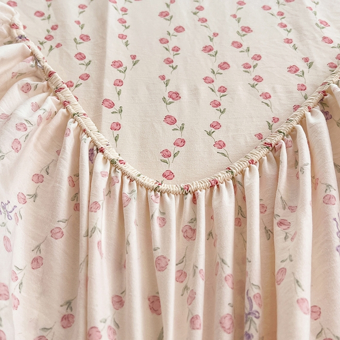 91家纺网 家纺一手货源 找家纺 梦舒羽 2026新款A类云朵棉亲肤四季款刺绣床笠席梦思床罩全包床单三件套 花漾甜心（刺绣款）