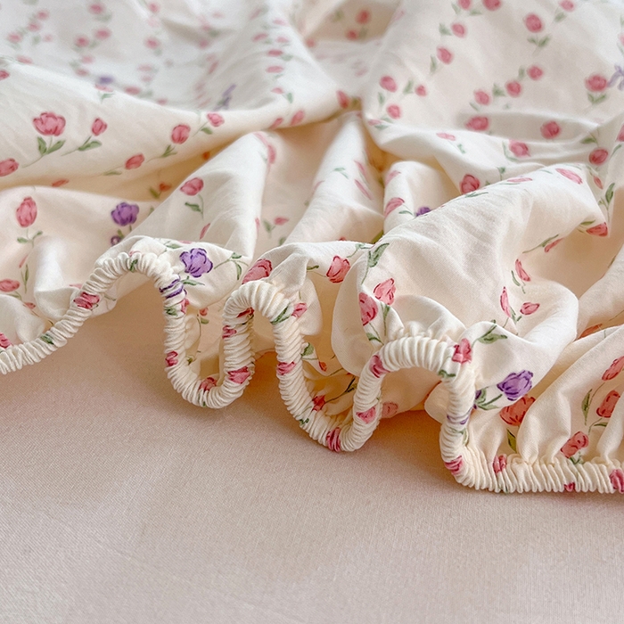 91家纺网 家纺一手货源 找家纺 梦舒羽 2026新款A类云朵棉亲肤四季款刺绣床笠席梦思床罩全包床单三件套 花漾甜心（刺绣款）