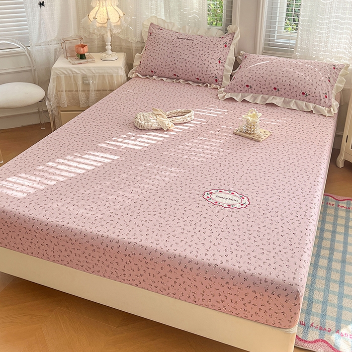 91家纺网 家纺一手货源 找家纺 梦舒羽 2026新款A类云朵棉亲肤四季款刺绣床笠席梦思床罩全包床单三件套 爱丽丝-粉（刺绣款）