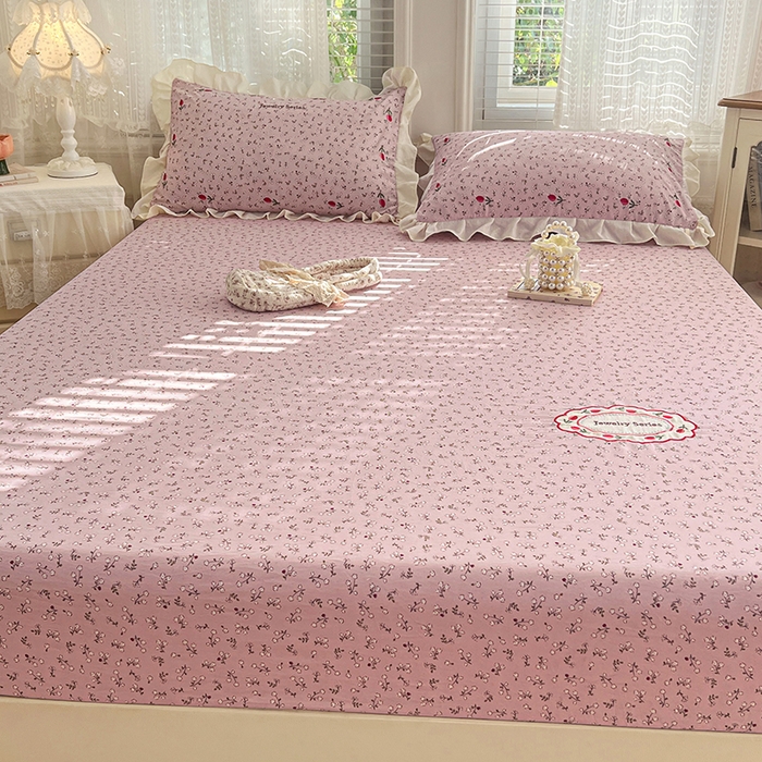 91家纺网 家纺一手货源 找家纺 梦舒羽 2026新款A类云朵棉亲肤四季款刺绣床笠席梦思床罩全包床单三件套 爱丽丝-粉（刺绣款）