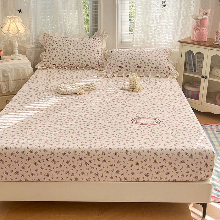 91家纺网 家纺一手货源 找家纺 梦舒羽 2026新款A类云朵棉亲肤四季款刺绣床笠席梦思床罩全包床单三件套 欣欣花语-紫（刺绣款）