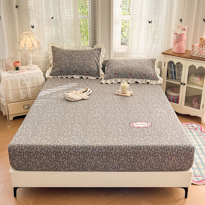 91家纺网 家纺一手货源 找家纺 梦舒羽 2026新款A类云朵棉亲肤四季款刺绣床笠席梦思床罩全包床单三件套 秘密花园（刺绣款）