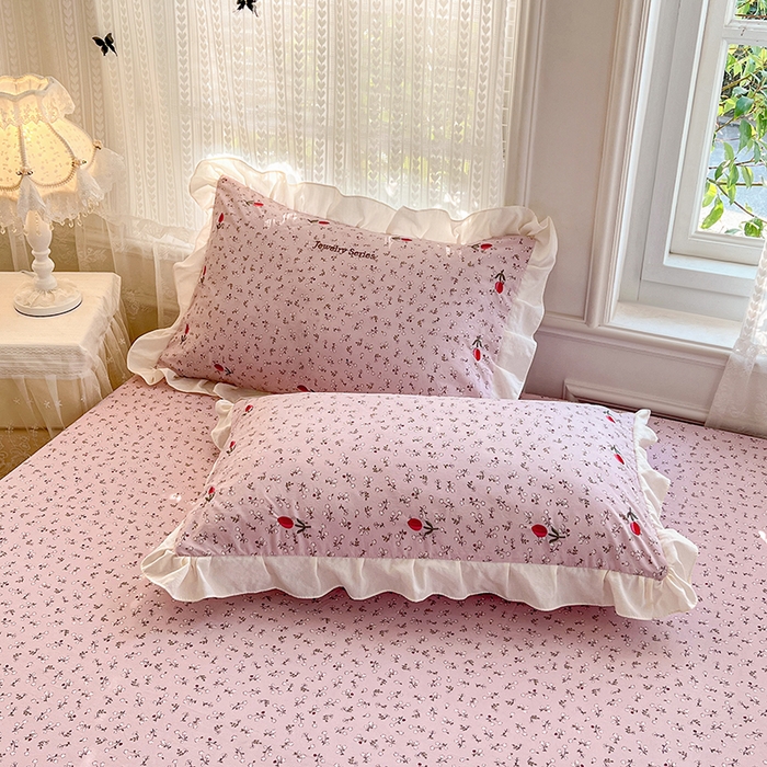 91家纺网 家纺一手货源 找家纺 梦舒羽 2026新款A类云朵棉亲肤四季款刺绣床笠席梦思床罩全包床单三件套 爱丽丝-粉（刺绣款）