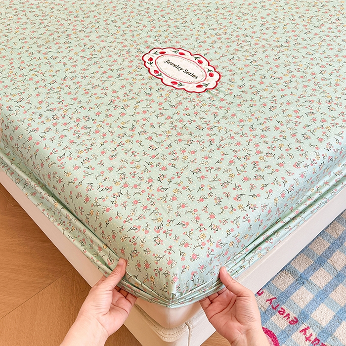 91家纺网 家纺一手货源 找家纺 梦舒羽 2026新款A类云朵棉亲肤四季款刺绣床笠席梦思床罩全包床单三件套 薄荷之夏（刺绣款）