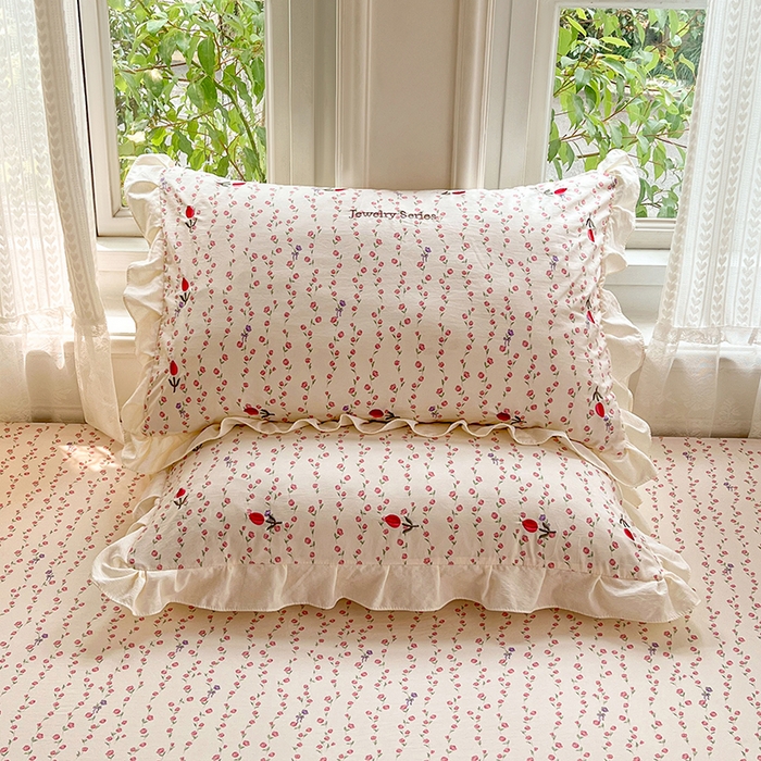 91家纺网 家纺一手货源 找家纺 梦舒羽 2026新款A类云朵棉亲肤四季款刺绣床笠席梦思床罩全包床单三件套 花漾甜心（刺绣款）