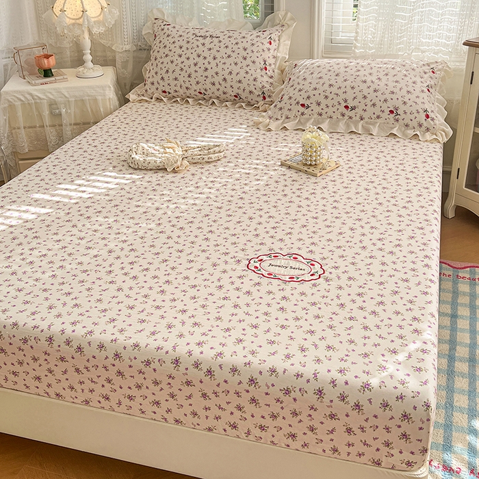 91家纺网 家纺一手货源 找家纺 梦舒羽 2026新款A类云朵棉亲肤四季款刺绣床笠席梦思床罩全包床单三件套 欣欣花语-紫（刺绣款）