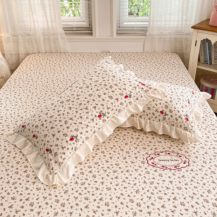 91家纺网 家纺一手货源 找家纺 梦舒羽 2026新款A类云朵棉亲肤四季款刺绣床笠席梦思床罩全包床单三件套 巴黎之恋（刺绣款）