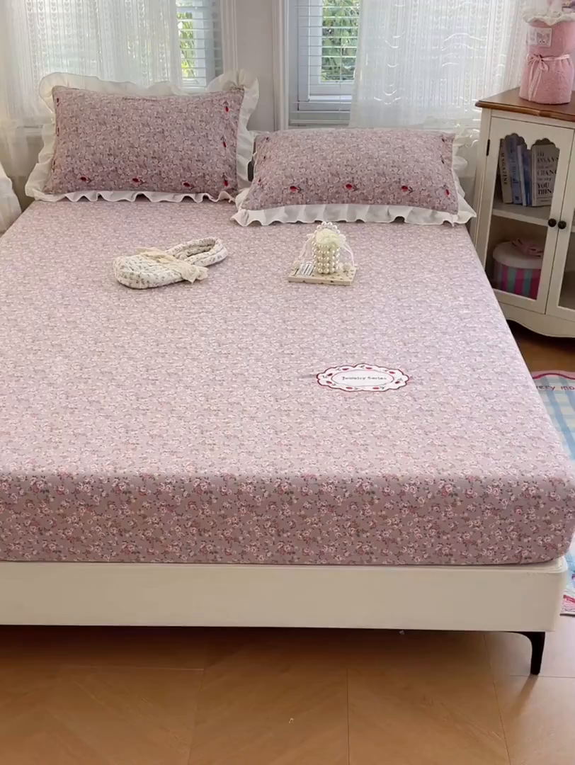 91家纺网 家纺一手货源 找家纺 梦舒羽 2026新款A类云朵棉亲肤四季款刺绣床笠席梦思床罩全包床单三件套 花间集-粉（刺绣款）