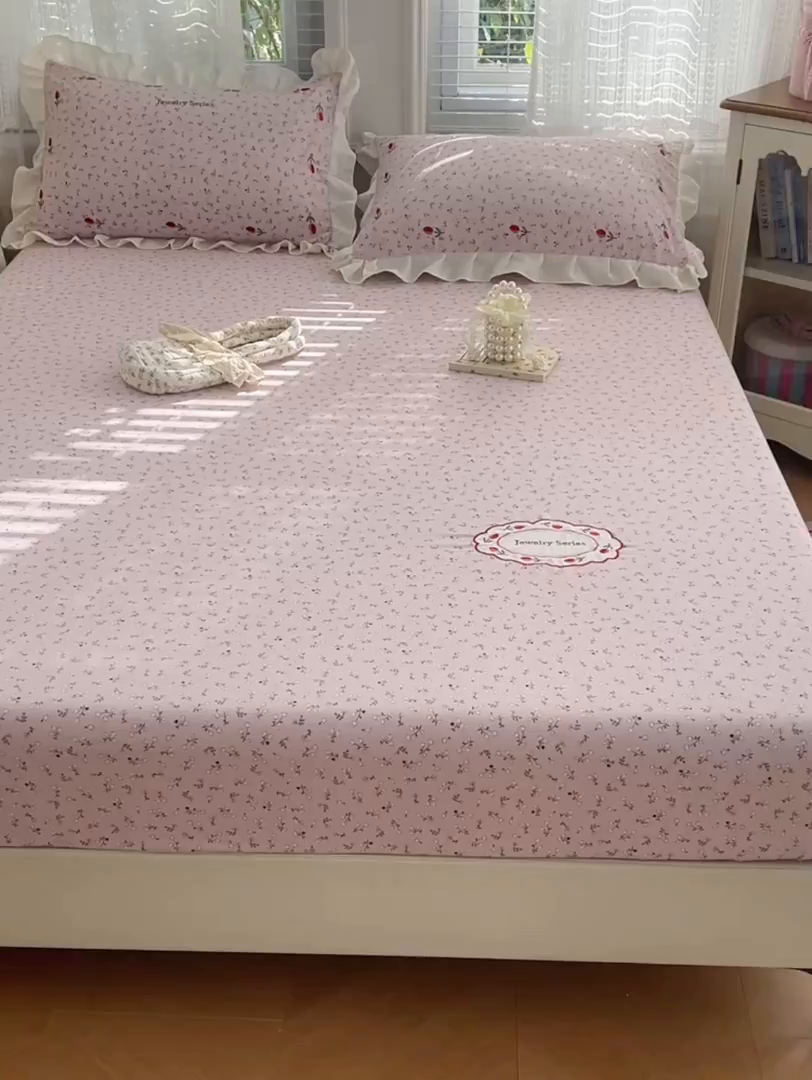 91家纺网 家纺一手货源 找家纺 梦舒羽 2026新款A类云朵棉亲肤四季款刺绣床笠席梦思床罩全包床单三件套 爱丽丝-粉（刺绣款）