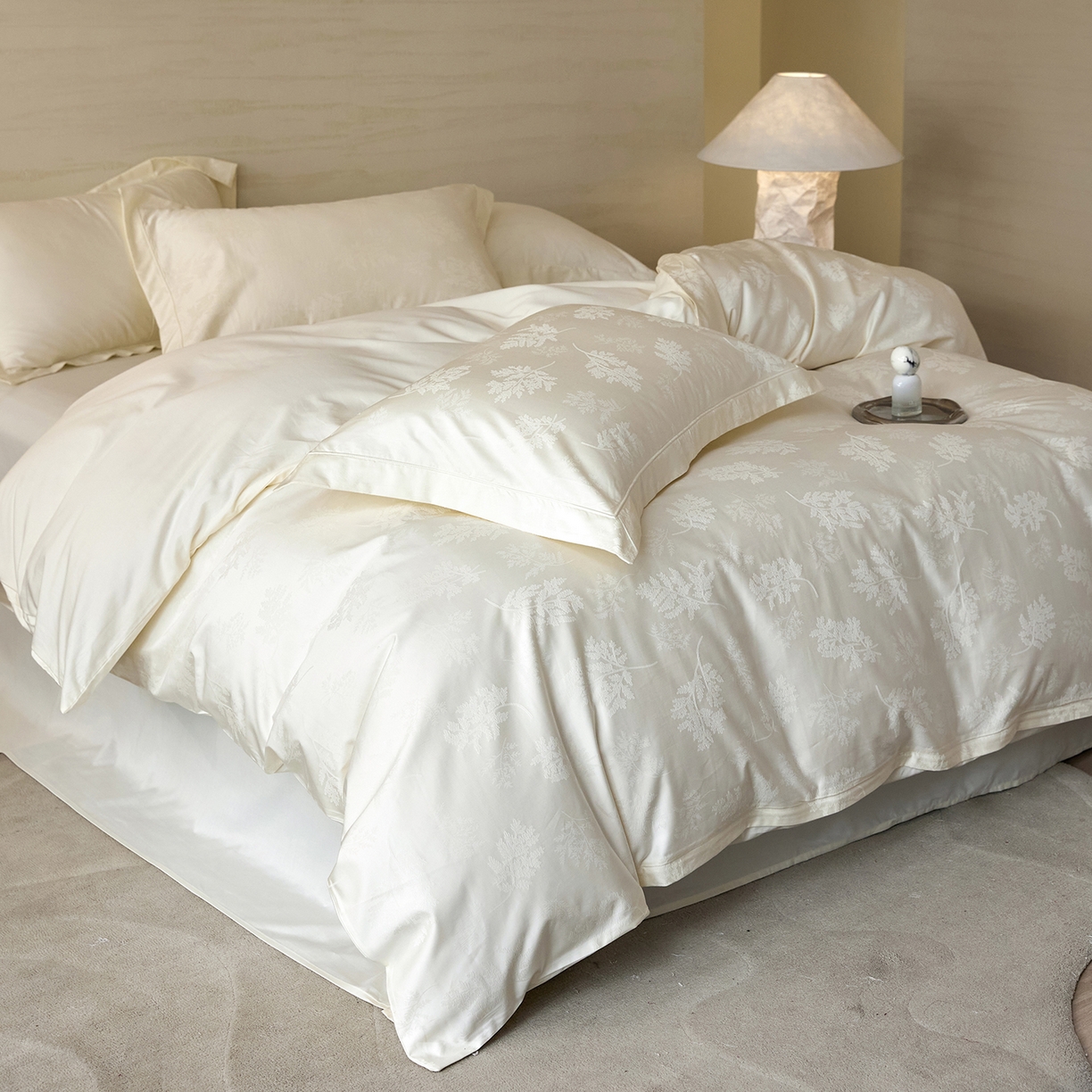 91家纺网 家纺一手货源 找家纺 梧桐树 2026新款60支长绒棉提花高奢系列四件套 TO6漫叶奶白