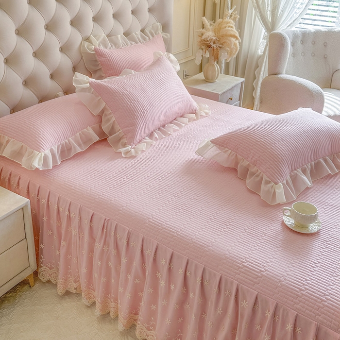 91家纺网 家纺一手货源 找家纺 瑞宝 2026新款泡芙棉花边床裙三件套-栀子海 栀子海-粉樱