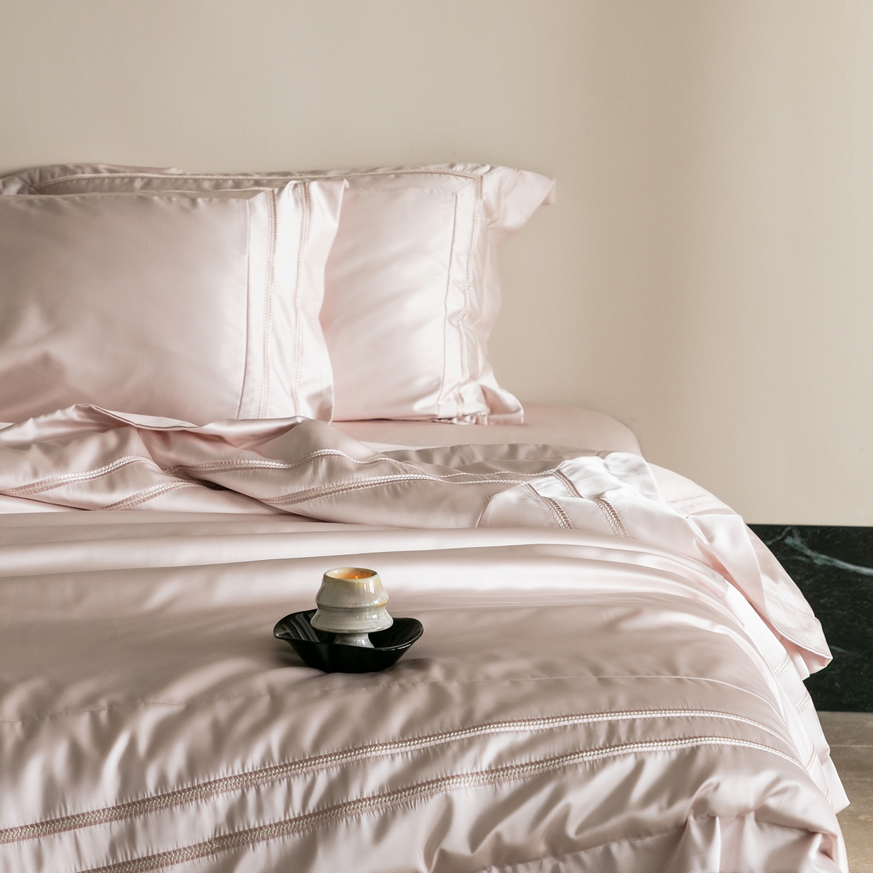 91家纺网 家纺一手货源 找家纺 初拾 2026新款高精密简奢绣花四件套-仙度瑞拉 仙度瑞拉-少女粉