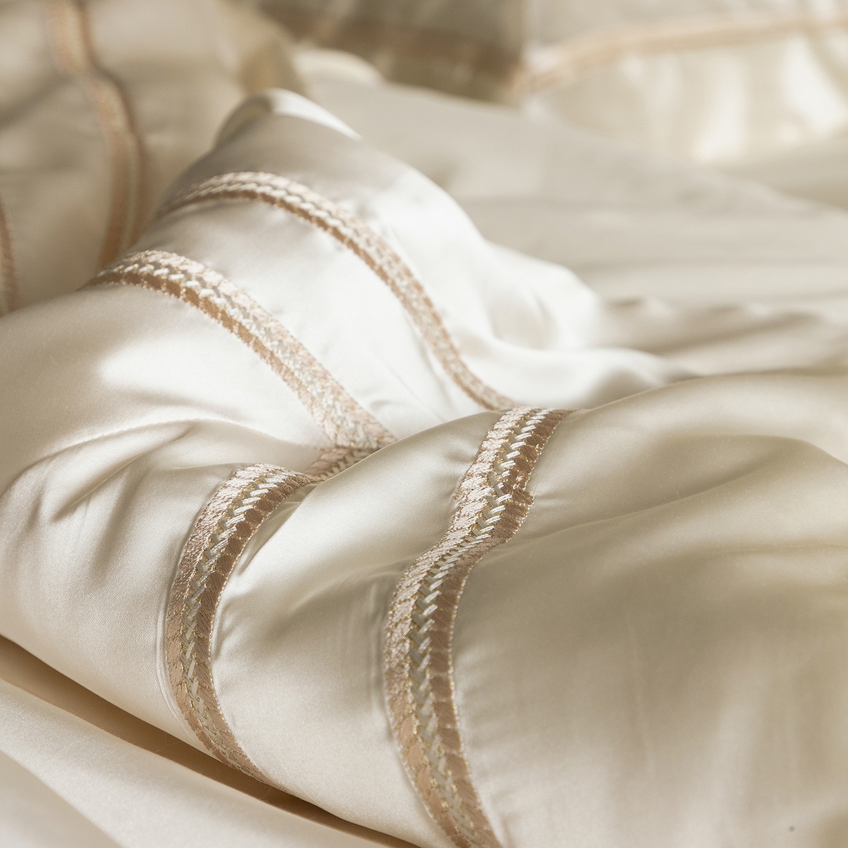 91家纺网 家纺一手货源 找家纺 初拾 2026新款高精密简奢绣花四件套-仙度瑞拉 仙度瑞拉-奶油香槟