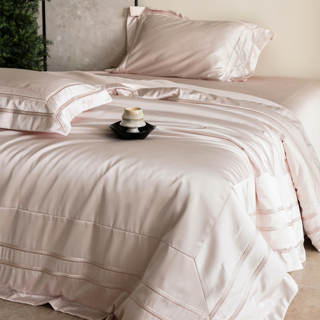 91家纺网 家纺一手货源 找家纺 初拾 2026新款高精密简奢绣花四件套-仙度瑞拉 仙度瑞拉-少女粉