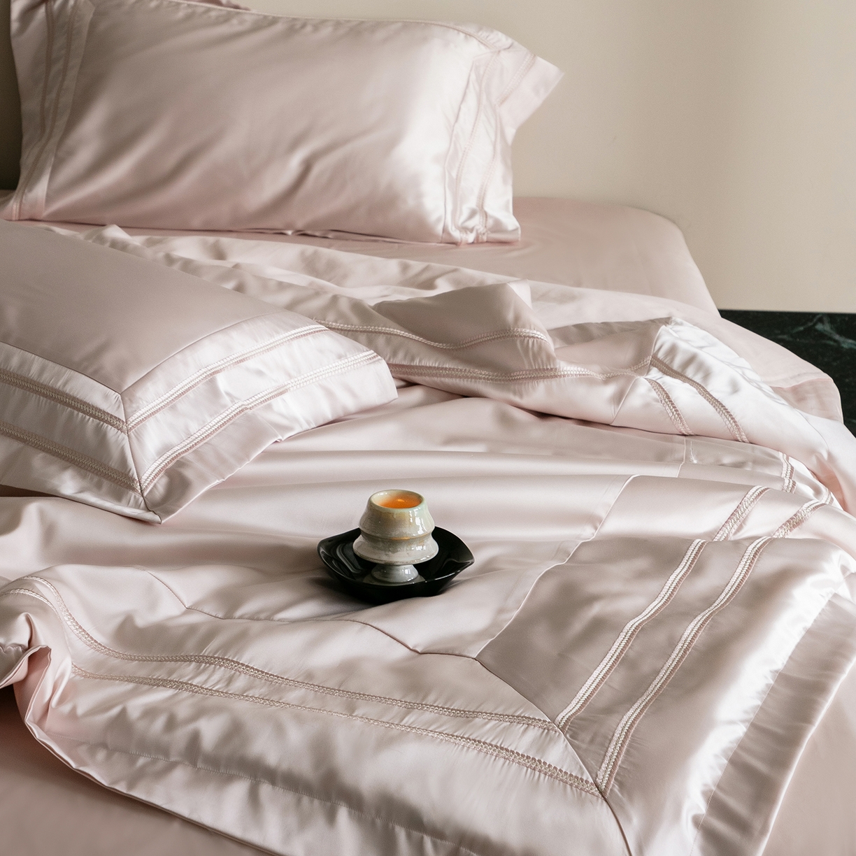 91家纺网 家纺一手货源 找家纺 初拾 2026新款高精密简奢绣花四件套-仙度瑞拉 仙度瑞拉-少女粉