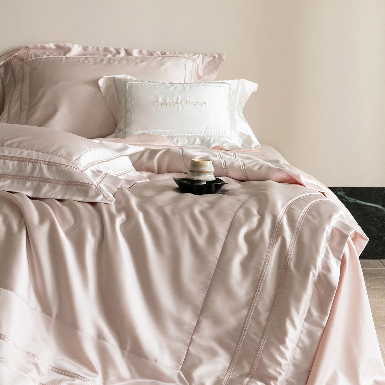 91家纺网 家纺一手货源 找家纺 初拾 2026新款高精密简奢绣花四件套-仙度瑞拉 仙度瑞拉-少女粉