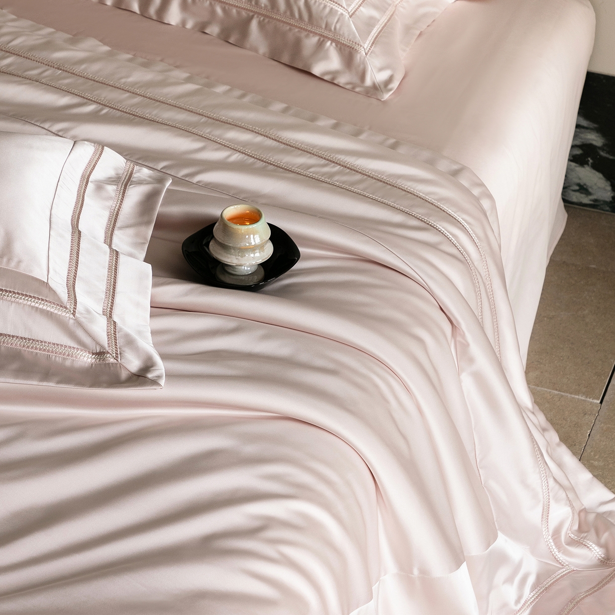 91家纺网 家纺一手货源 找家纺 初拾 2026新款高精密简奢绣花四件套-仙度瑞拉 仙度瑞拉-少女粉