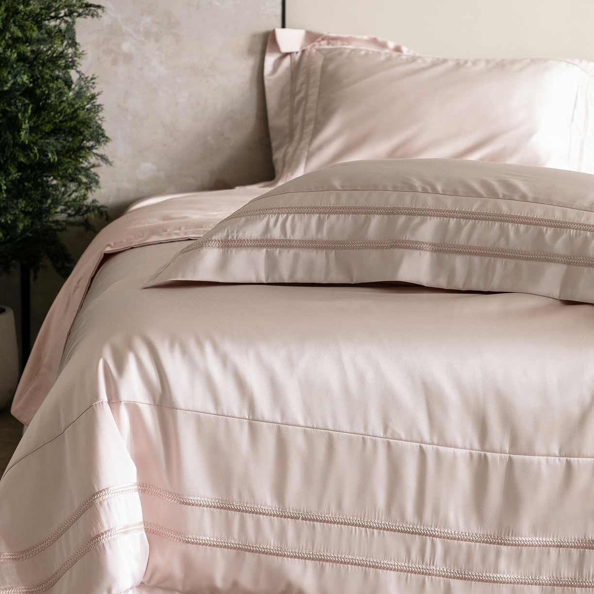 91家纺网 家纺一手货源 找家纺 初拾 2026新款高精密简奢绣花四件套-仙度瑞拉 仙度瑞拉-少女粉