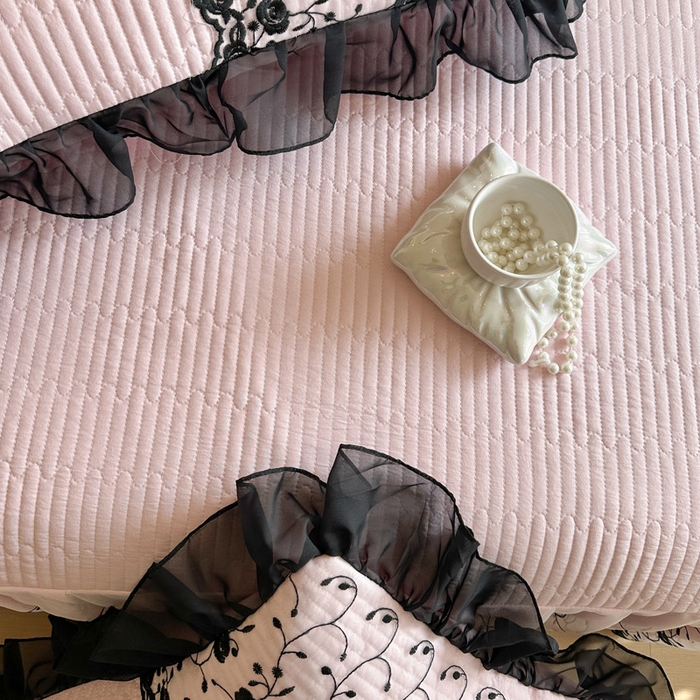 91家纺网 家纺一手货源 找家纺 瑞宝 2026新款泡芙棉花边床裙三件套-南法玫瑰 南法玫瑰-樱花粉