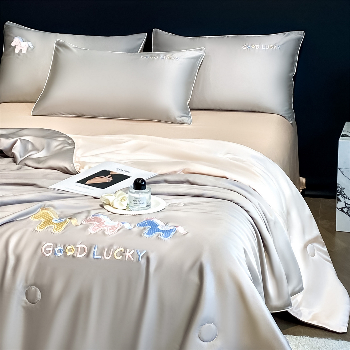 91家纺网 家纺一手货源 找家纺 （总）笙意家纺 2026新款小马元素刺绣夏被-以梦为马系列