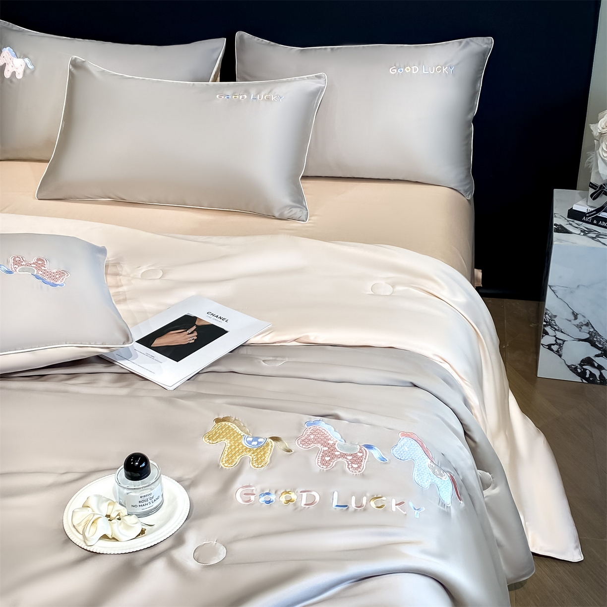 91家纺网 家纺一手货源 找家纺 （总）笙意家纺 2026新款小马元素刺绣夏被-以梦为马系列