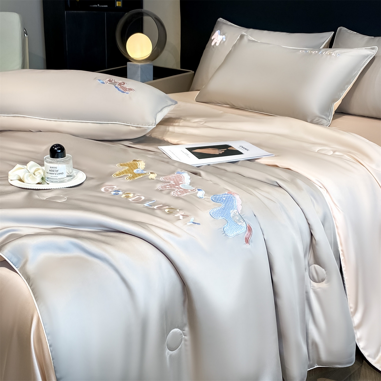 91家纺网 家纺一手货源 找家纺 （总）笙意家纺 2026新款小马元素刺绣夏被-以梦为马系列