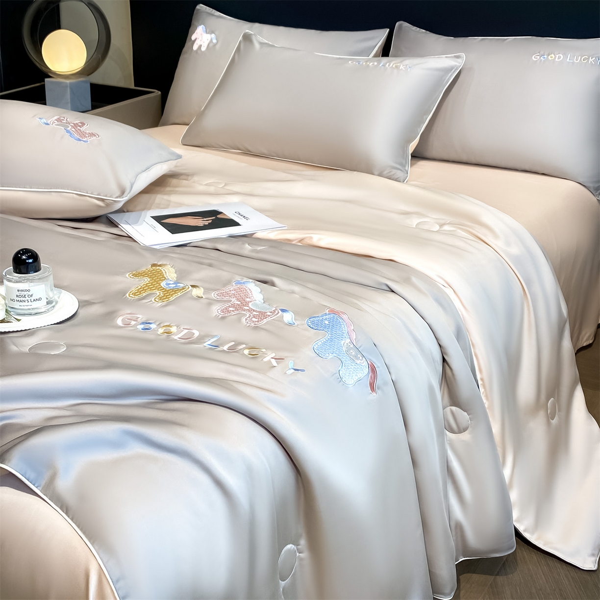 91家纺网 家纺一手货源 找家纺 笙意家纺 2026新款小马元素刺绣夏被-以梦为马系列 以梦为马-山灰+杏