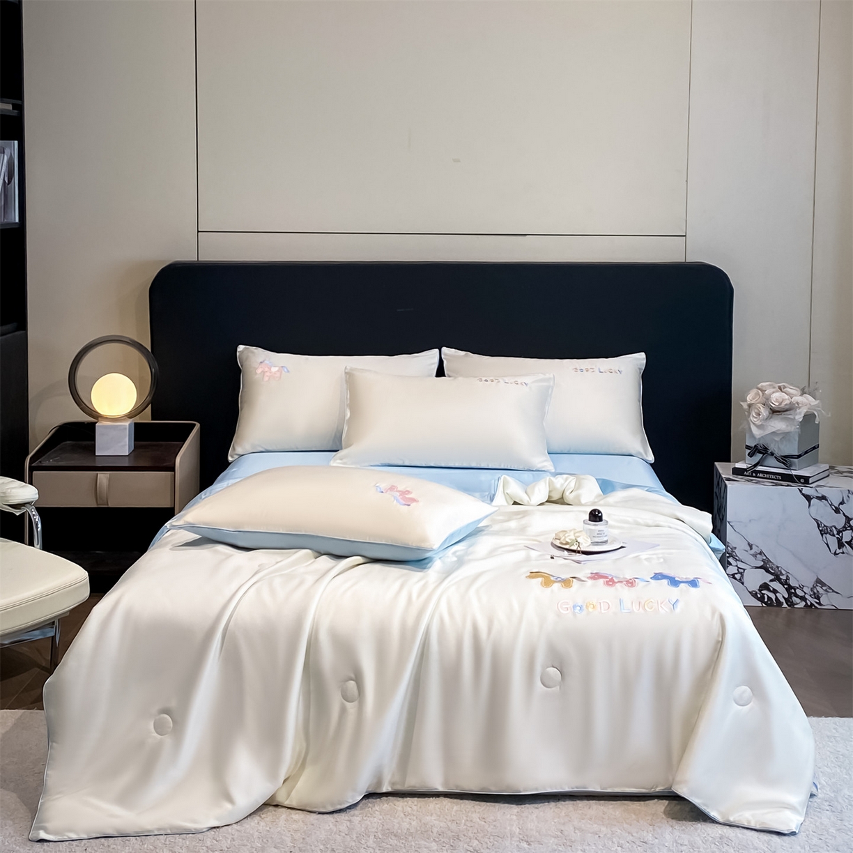 91家纺网 家纺一手货源 找家纺 笙意家纺 2026新款小马元素刺绣夏被-以梦为马系列 以梦为马-白+天蓝