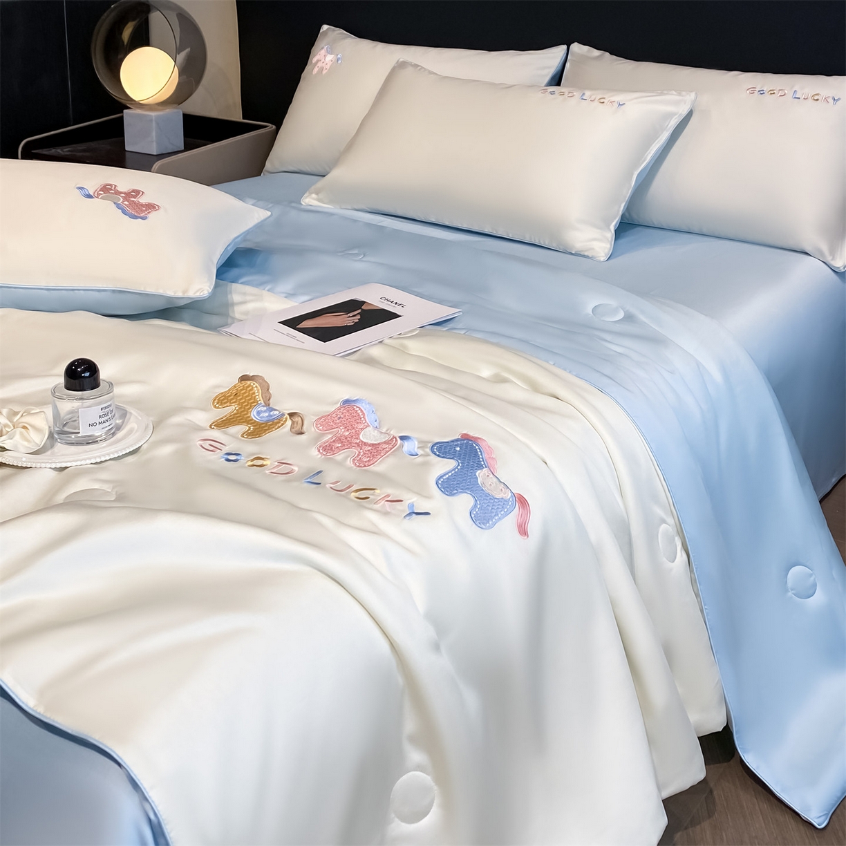 91家纺网 家纺一手货源 找家纺 笙意家纺 2026新款小马元素刺绣夏被-以梦为马系列 以梦为马-白+天蓝