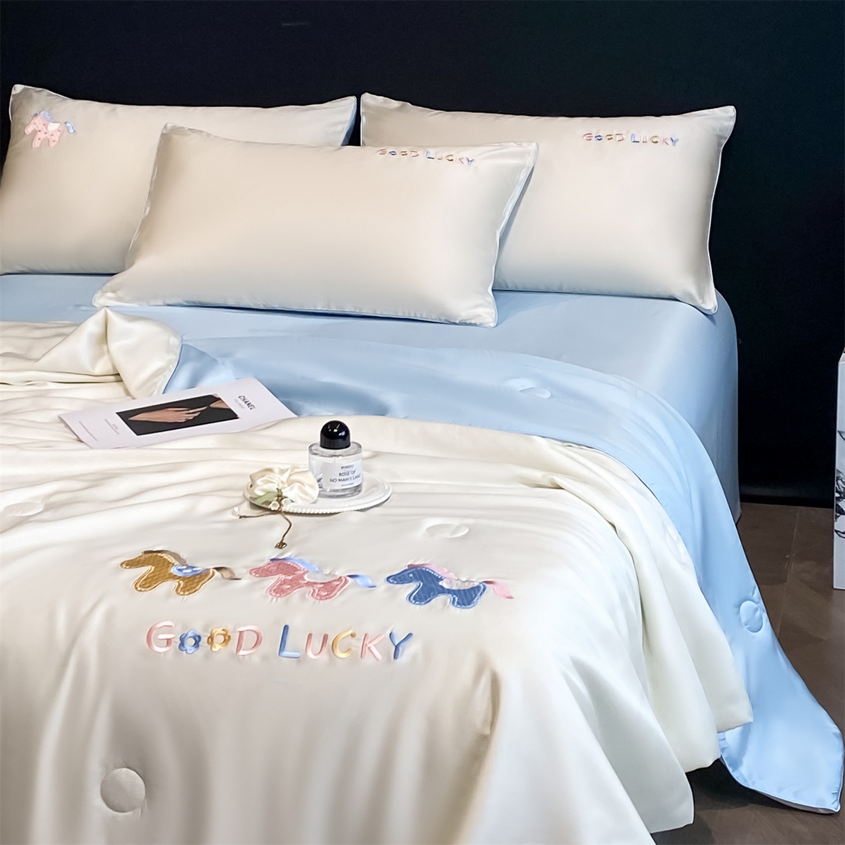 91家纺网 家纺一手货源 找家纺 笙意家纺 2026新款小马元素刺绣夏被-以梦为马系列 以梦为马-白+天蓝