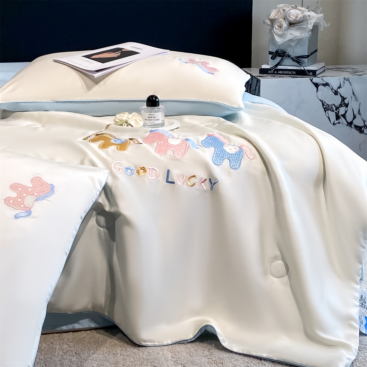 91家纺网 家纺一手货源 找家纺 笙意家纺 2026新款小马元素刺绣夏被-以梦为马系列 以梦为马-白+天蓝