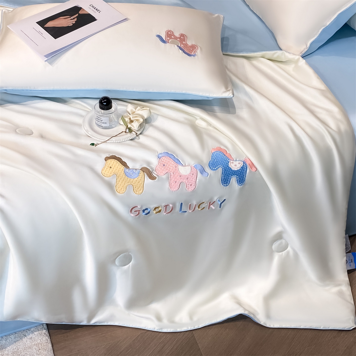 91家纺网 家纺一手货源 找家纺 笙意家纺 2026新款小马元素刺绣夏被-以梦为马系列 以梦为马-白+天蓝