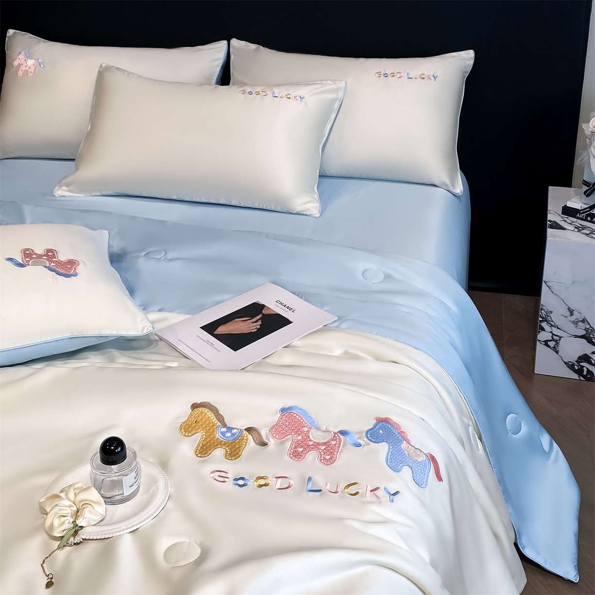 91家纺网 家纺一手货源 找家纺 笙意家纺 2026新款小马元素刺绣夏被-以梦为马系列 以梦为马-白+天蓝