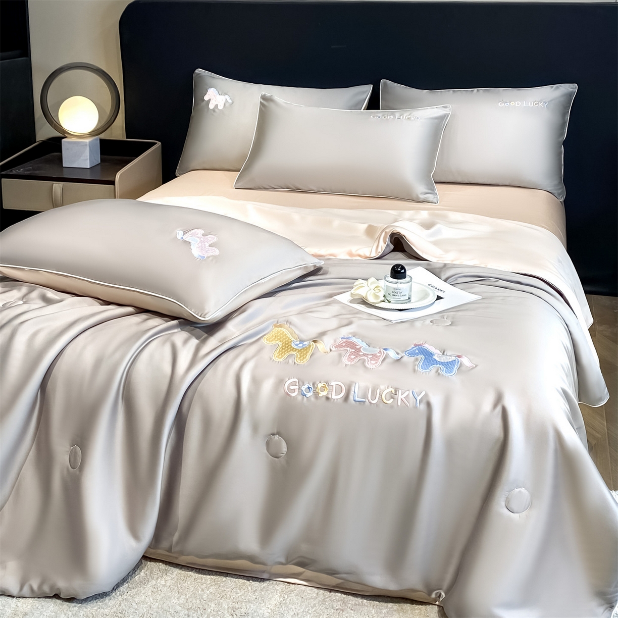 91家纺网 家纺一手货源 找家纺 笙意家纺 2026新款小马元素刺绣夏被-以梦为马系列 以梦为马-山灰+杏