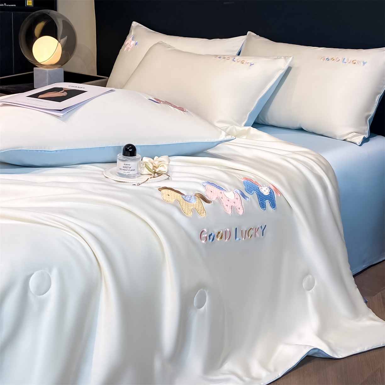 91家纺网 家纺一手货源 找家纺 笙意家纺 2026新款小马元素刺绣夏被-以梦为马系列 以梦为马-白+天蓝