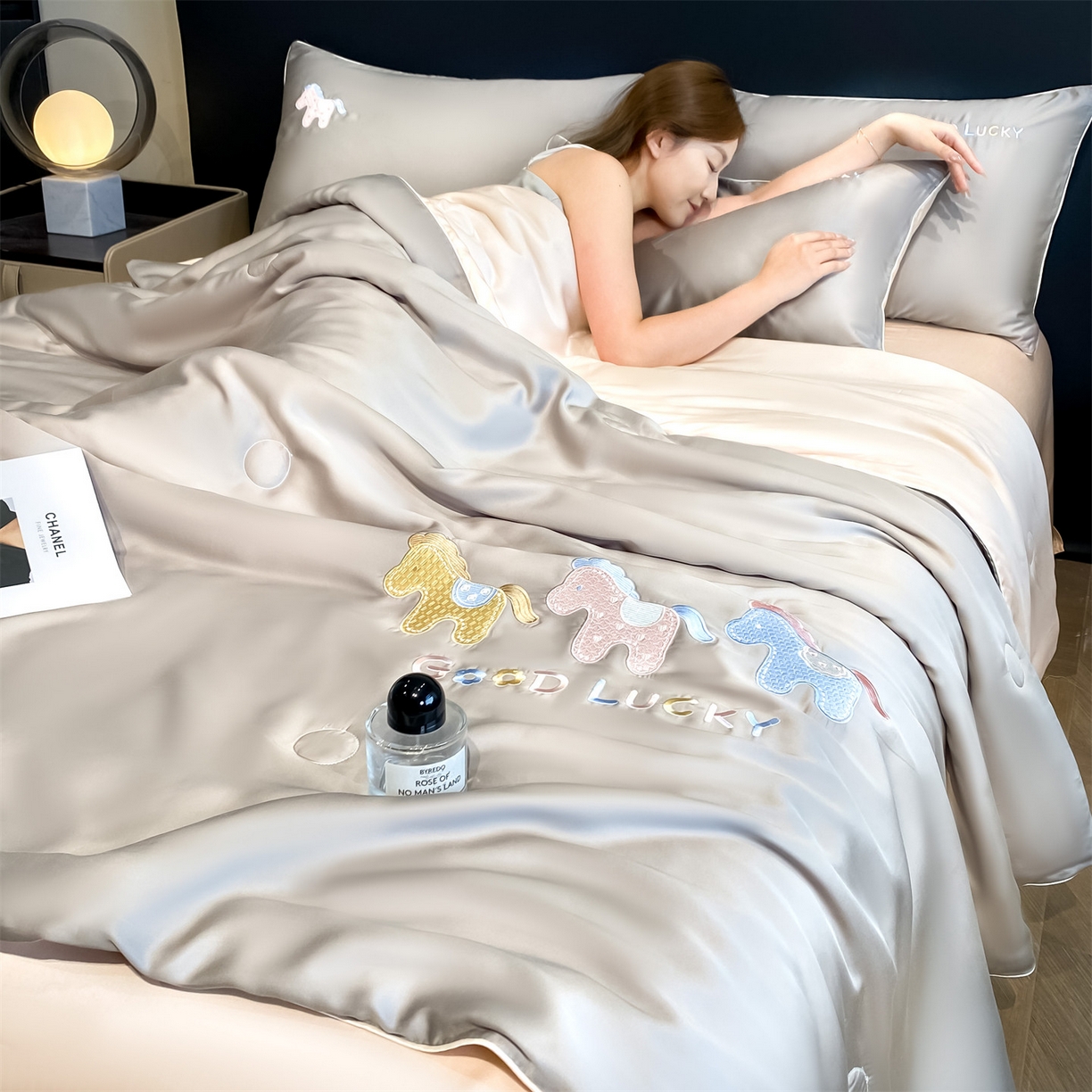 91家纺网 家纺一手货源 找家纺 笙意家纺 2026新款小马元素刺绣夏被-以梦为马系列 以梦为马-山灰+杏