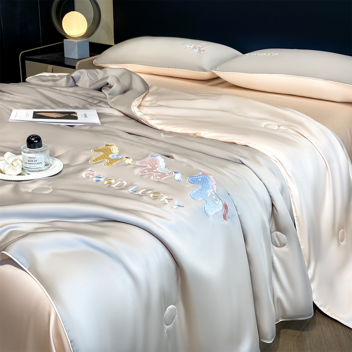 91家纺网 家纺一手货源 找家纺 笙意家纺 2026新款小马元素刺绣夏被-以梦为马系列 以梦为马-山灰+杏