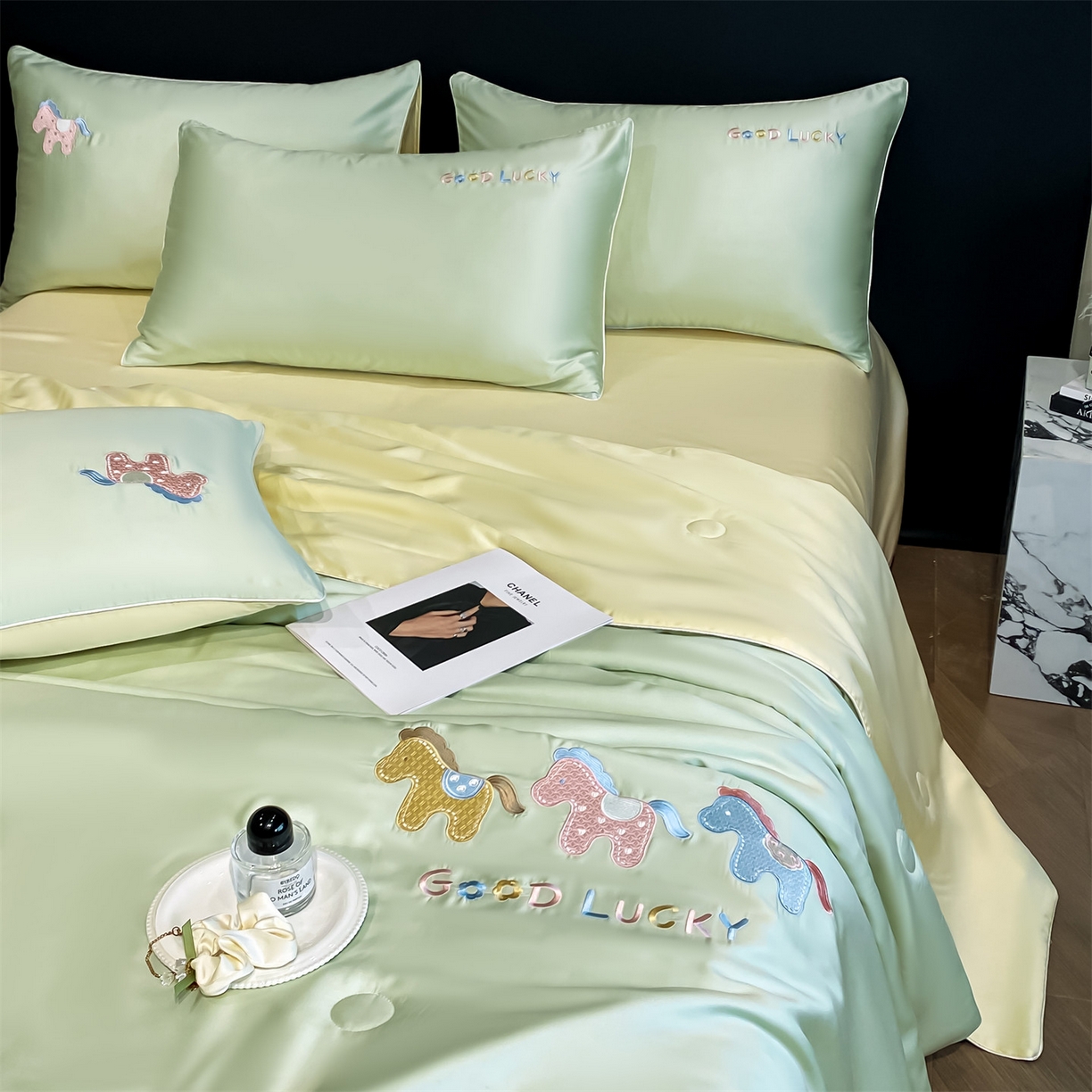 91家纺网 家纺一手货源 找家纺 笙意家纺 2026新款小马元素刺绣夏被-以梦为马系列 以梦为马-果绿+奶黄黄