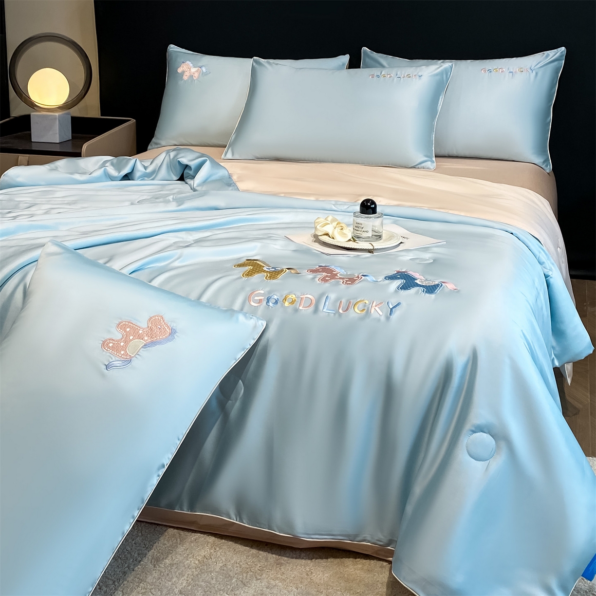 91家纺网 家纺一手货源 找家纺 笙意家纺 2026新款小马元素刺绣夏被-以梦为马系列 以梦为马-天蓝+杏