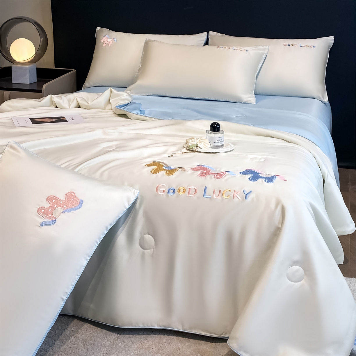 91家纺网 家纺一手货源 找家纺 笙意家纺 2026新款小马元素刺绣夏被-以梦为马系列 以梦为马-白+天蓝