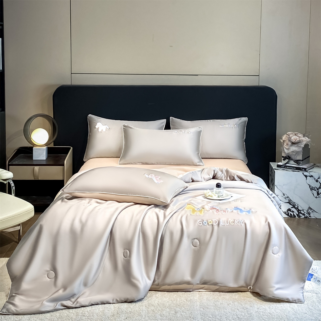 91家纺网 家纺一手货源 找家纺 笙意家纺 2026新款小马元素刺绣夏被-以梦为马系列 以梦为马-山灰+杏