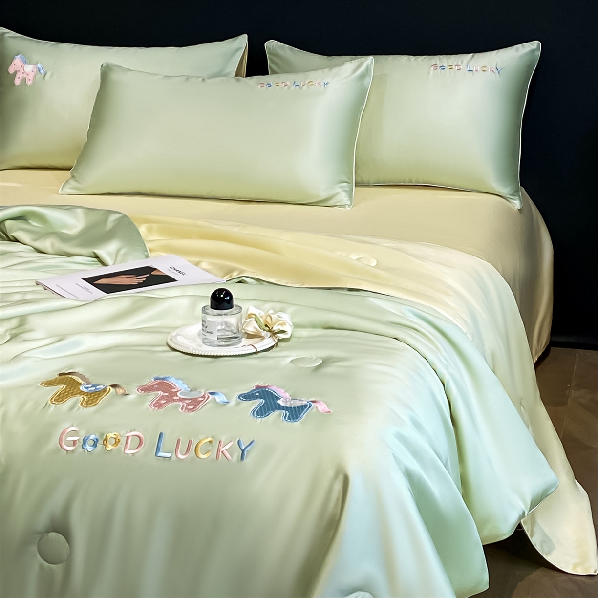 91家纺网 家纺一手货源 找家纺 笙意家纺 2026新款小马元素刺绣夏被-以梦为马系列 以梦为马-果绿+奶黄黄