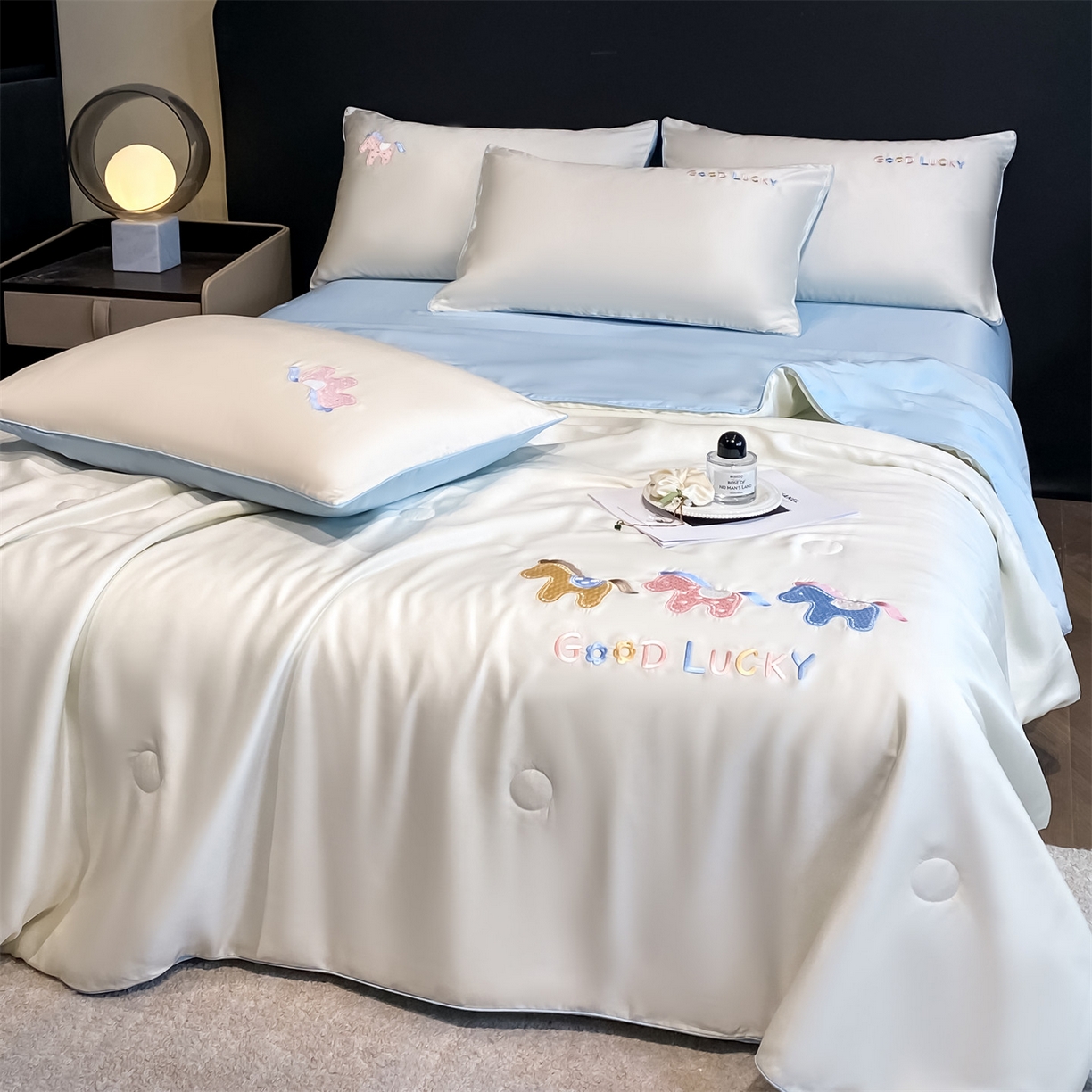 91家纺网 家纺一手货源 找家纺 笙意家纺 2026新款小马元素刺绣夏被-以梦为马系列 以梦为马-白+天蓝