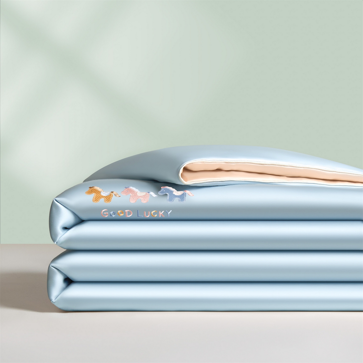 91家纺网 家纺一手货源 找家纺 笙意家纺 2026新款小马元素刺绣夏被-以梦为马系列 以梦为马-天蓝+杏