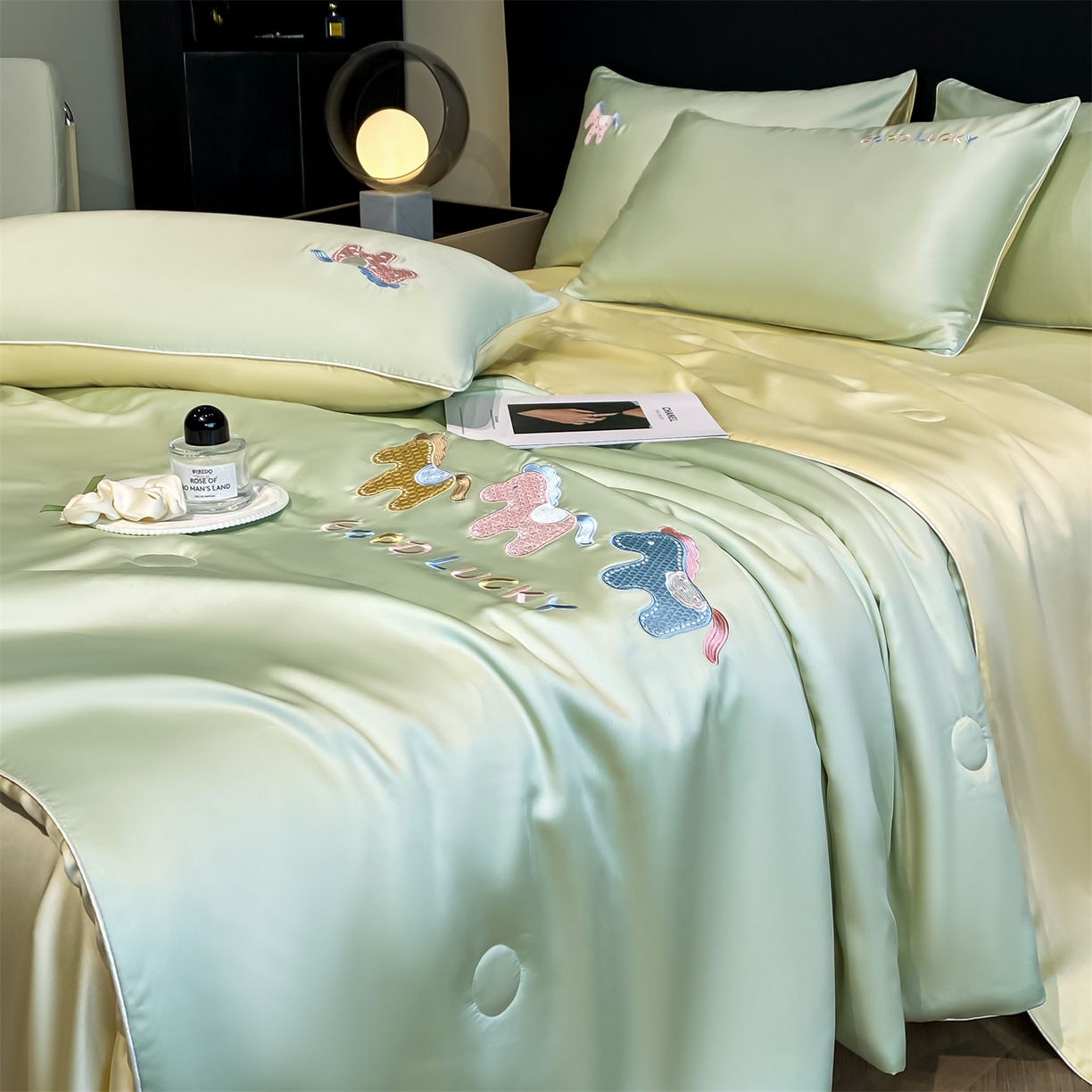 91家纺网 家纺一手货源 找家纺 笙意家纺 2026新款小马元素刺绣夏被-以梦为马系列 以梦为马-果绿+奶黄黄