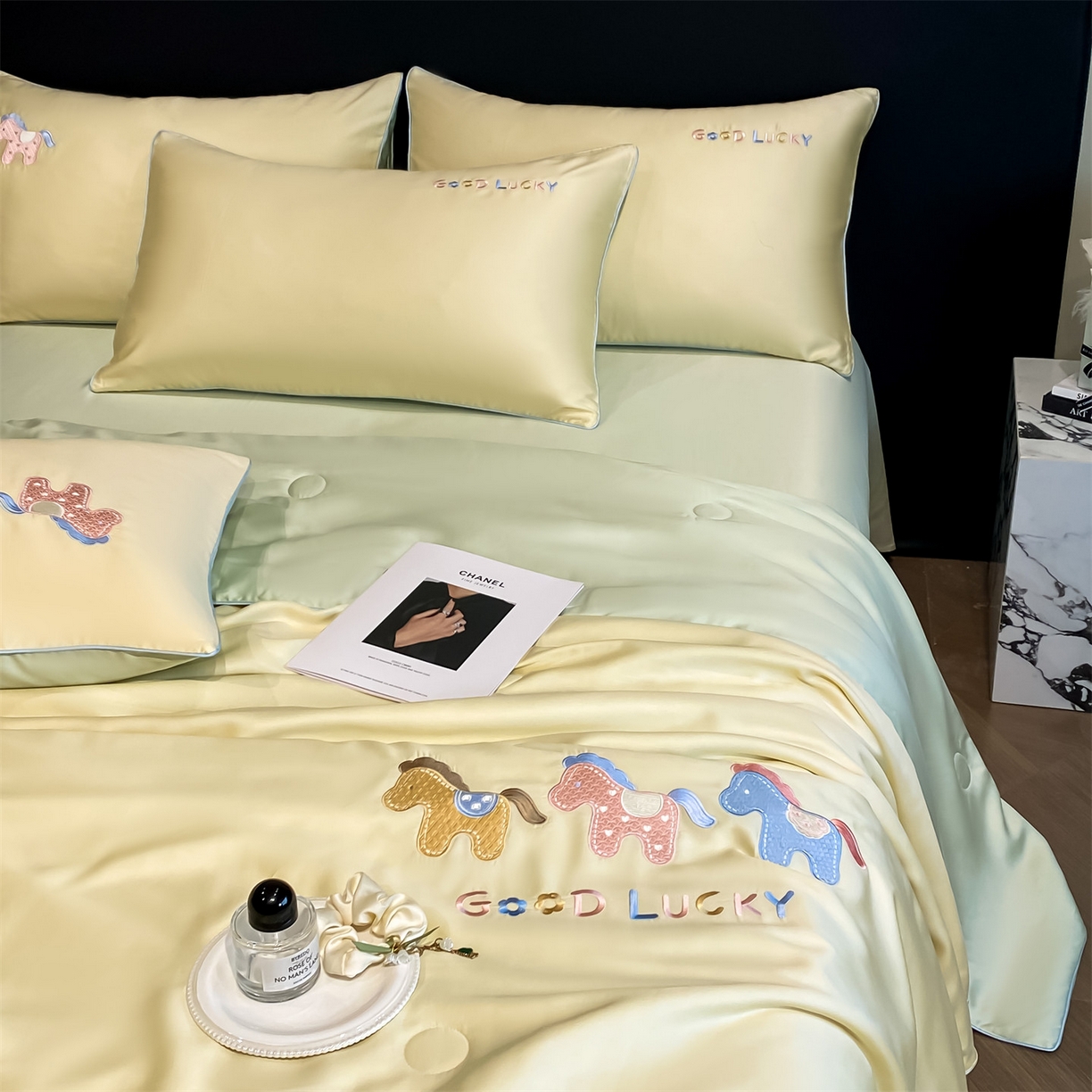 91家纺网 家纺一手货源 找家纺 笙意家纺 2026新款小马元素刺绣夏被-以梦为马系列 以梦为马-黄+绿