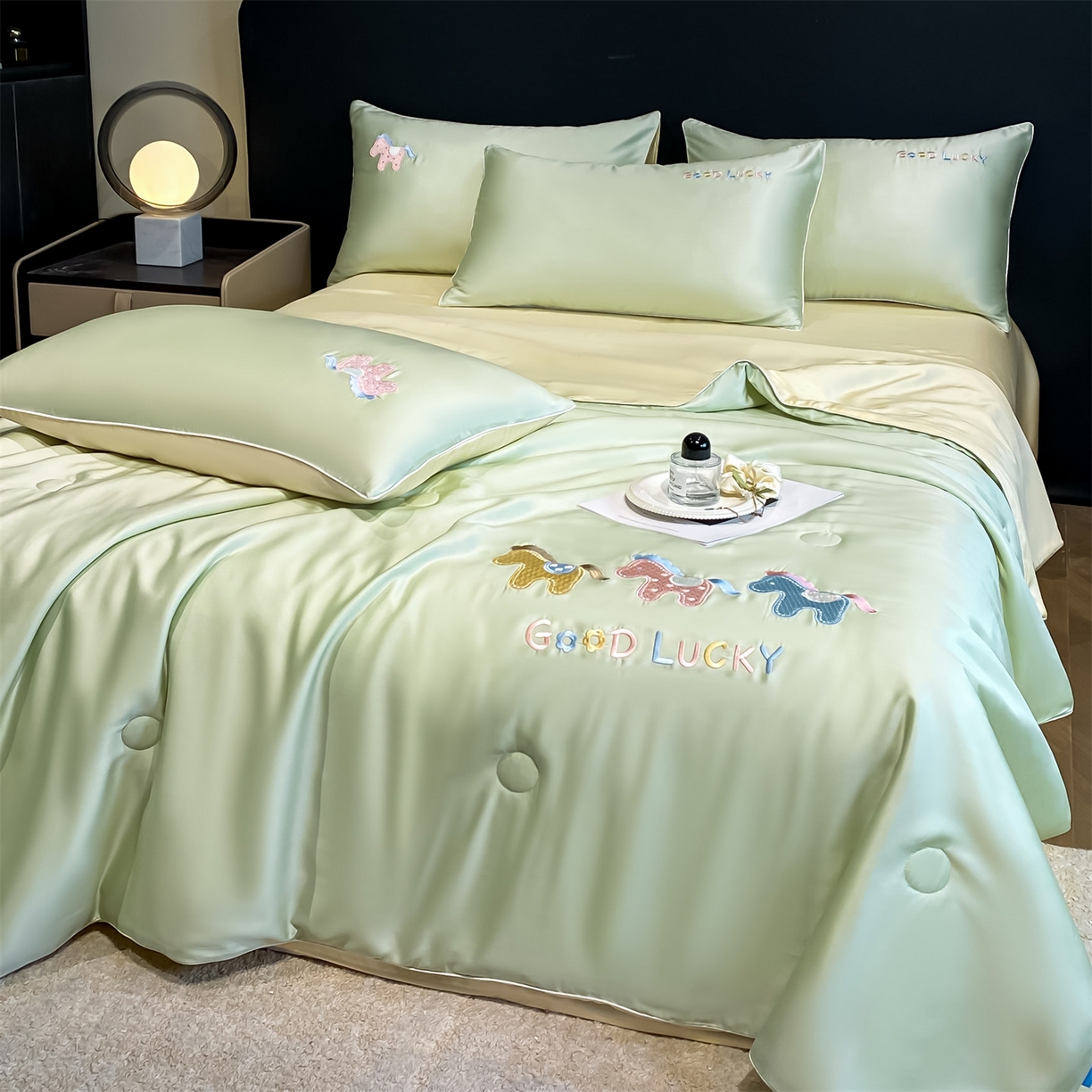 91家纺网 家纺一手货源 找家纺 笙意家纺 2026新款小马元素刺绣夏被-以梦为马系列 以梦为马-果绿+奶黄黄