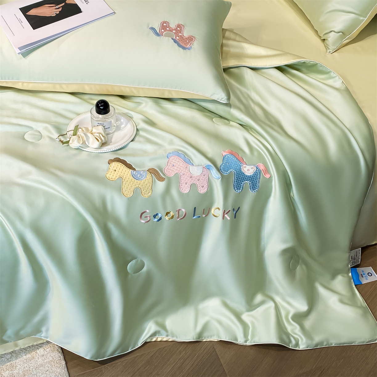 91家纺网 家纺一手货源 找家纺 笙意家纺 2026新款小马元素刺绣夏被-以梦为马系列 以梦为马-果绿+奶黄黄
