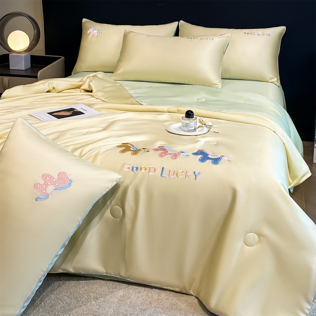 91家纺网 家纺一手货源 找家纺 笙意家纺 2026新款小马元素刺绣夏被-以梦为马系列 以梦为马-黄+绿