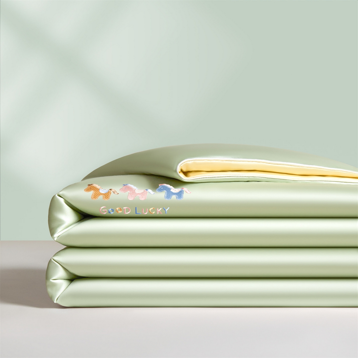 91家纺网 家纺一手货源 找家纺 笙意家纺 2026新款小马元素刺绣夏被-以梦为马系列 以梦为马-果绿+奶黄黄